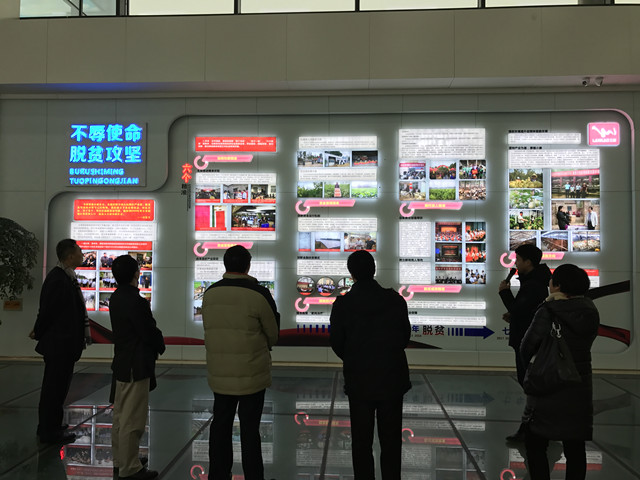 参观兰考县脱贫规划展_副本.jpg