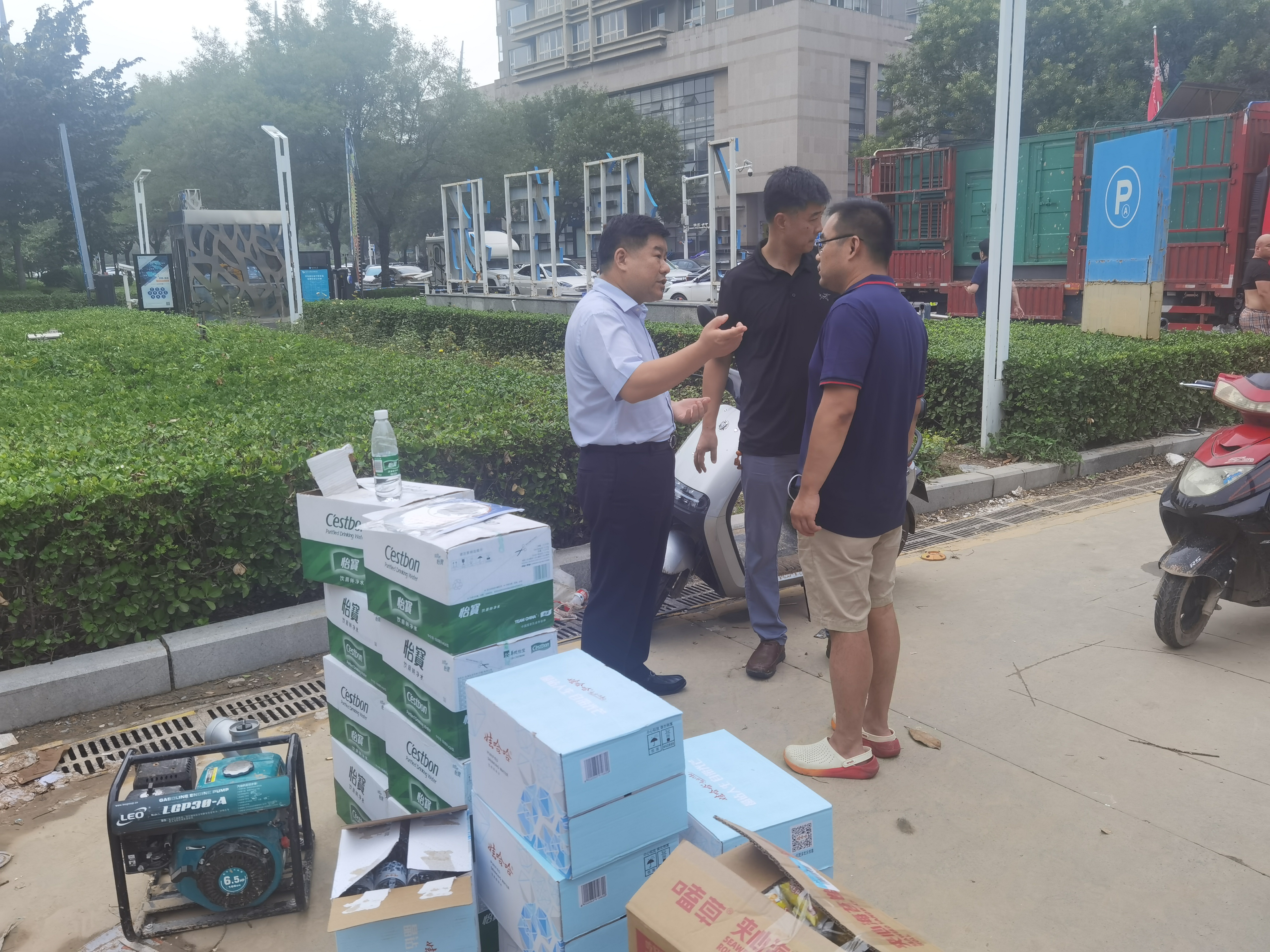 照片-7月23日，华融融达期货慰问山东支援郑州排水抢险救援队.jpg